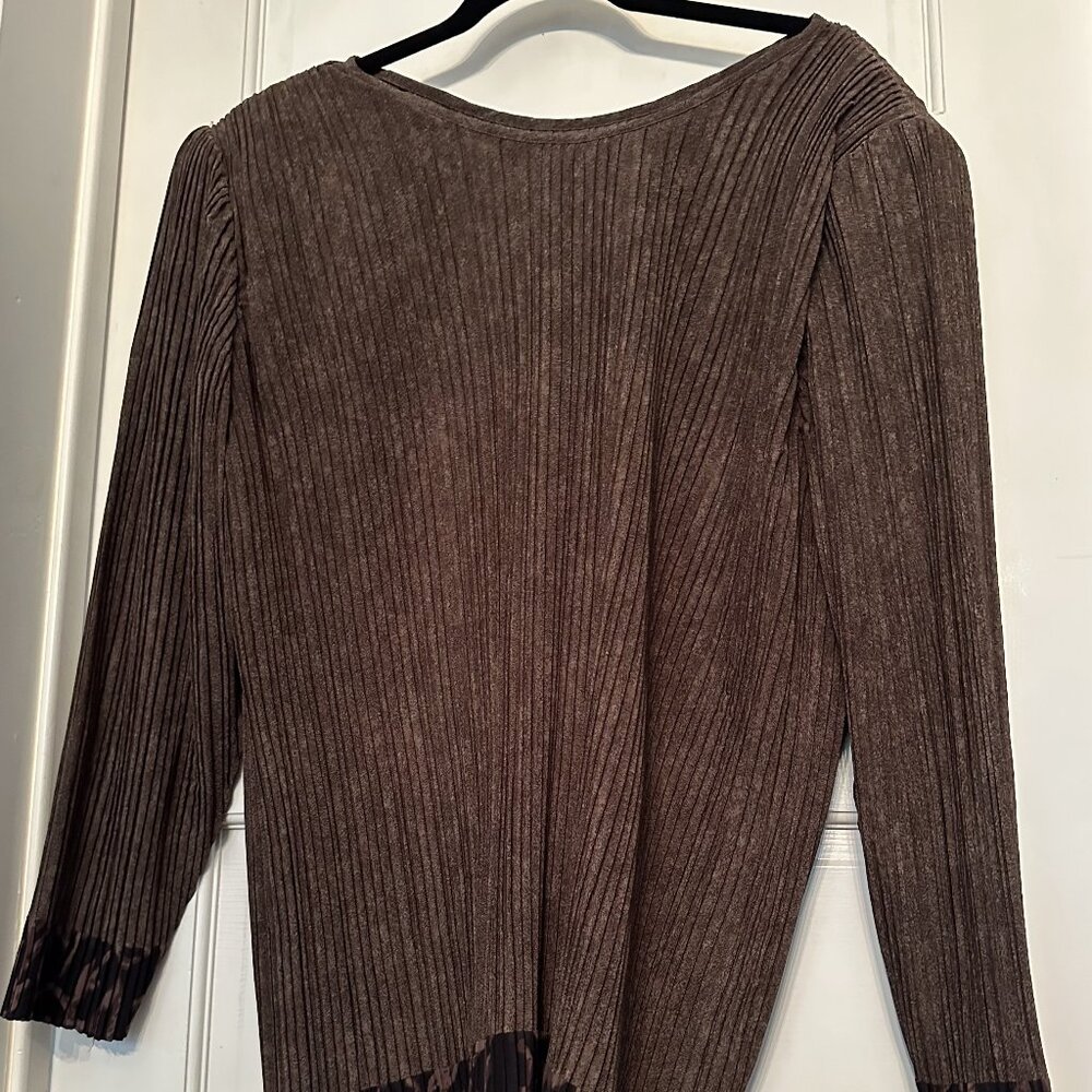 Pleated brown top. Print detail on sleeves, hem  Size XL